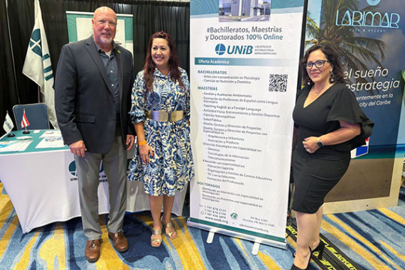De izquierda a derecha: Mike Steigerwald, administrador municipal de Kissimmi, Florida (USA), Dra. Carol Morales, rectora UNIB y Jackie Espinosa, alcaldesa Kissimmee, Florida (USA)